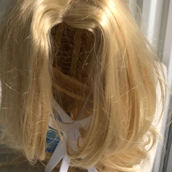 blonde center part synthetic hair - Picture 3 of 5